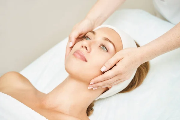 Ansiktsbehandling. Dermatologi spa mask. Avgiftningsterapi. Föryngrande hudvård — Stockfoto