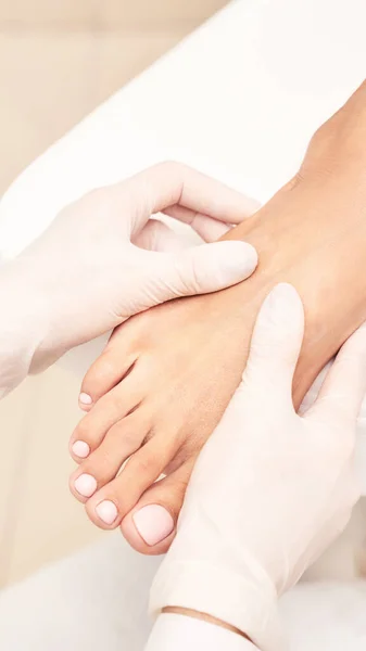 Pedicura procedimiento de spa de uñas. Manicura del pie. Maestro de salón. Mujer polaca pierna — Foto de Stock