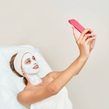 Tıbbi tasarım için beyaz arka planda nemlendirici maskenin portresi. Kadın