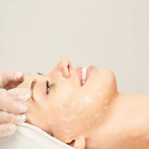 Tratamiento facial. Dermatología máscara de spa. Terapia de desintoxicación. Rejuvenecimiento de la piel — Foto de Stock