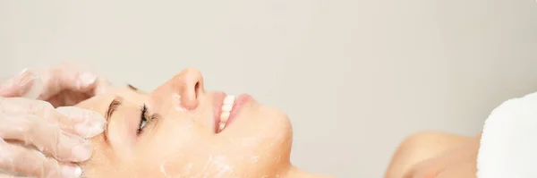Arckezelés. Bőrgyógyászati spa maszk. Méregtelenítő terápia. Fiatalkori bőrápolás — Stock Fotó