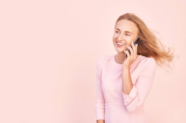 Telefonla konuşan genç ve güzel bir bayan. Mutlu kadın.
