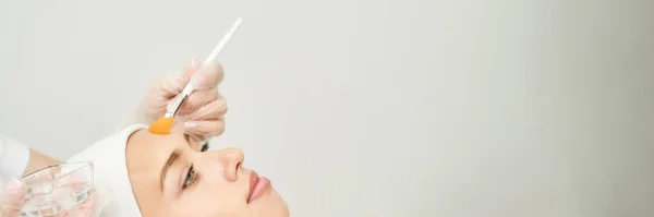 Portret van een hydraterend masker. Schillencrème voor de gezondheidszorg — Stockfoto