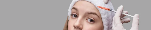 Stirnspritze im Wellness-Salon. Arzthände. Hübsche Patientin — Stockfoto