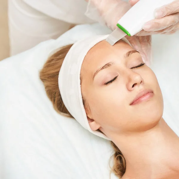 Ultrasone huidapparatuur. Vrouwen worden behandeld met cosmetologie. Vrouwelijke kliniek — Stockfoto