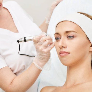 Kalıcı makyaj. Güzellik spa prosedürü. Genç bir kadın. Yüz dövmesi