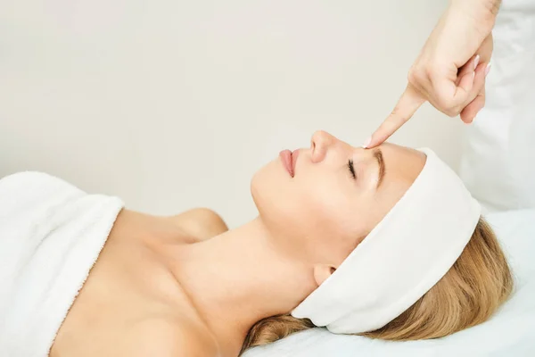 Лікування обличчя. Дерматологічна спа-масаж. Детоксикаційна терапія. Омолодження шкіри обличчя — стокове фото