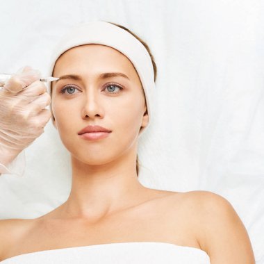 Kalıcı makyaj. Güzellik spa prosedürü. Genç bir kadın. Yüz dövmesi