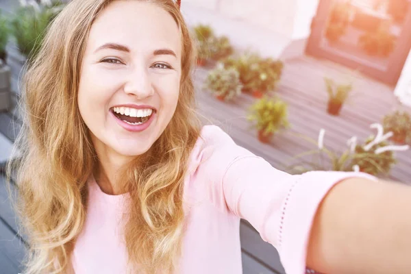 Mujer joven haciendo autorretrato afuera. Ciudad retrato de vacaciones — Foto de Stock