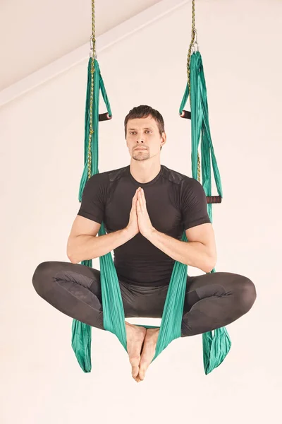 Pessoa masculina fazer exercício classe de ioga rede. Meditação no ar calma — Fotografia de Stock