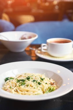 Peynirli makarna. Makarna yemeği.