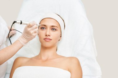 Kalıcı makyaj. Güzellik spa prosedürü. Genç bir kadın. Yüz dövmesi