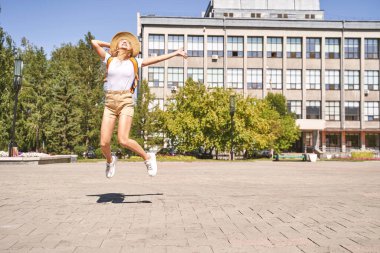 Mutlu genç kadın tecridin sona erişini kutluyor. Sınırlar açık..