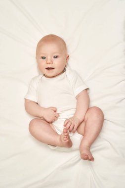 Yatakta yatan sevimli küçük çocuk. Çocukluk kavramı