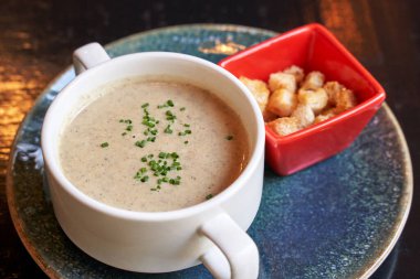 Yeşil kremalı soğan çorbası. Kafede sağlıklı yiyecekler. Klasik mutfak işte. Yemek kasesi.