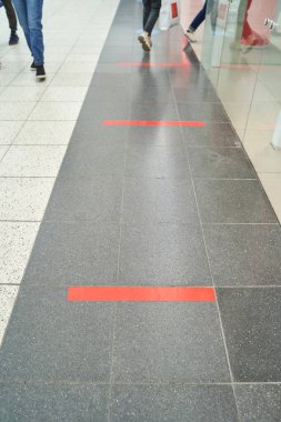 Kafede bürokrasi. Sosyal mesafe. Restoranda ayrı insanlar.