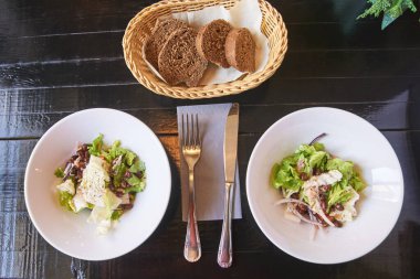 Fasulye salatası. Karanlık masa. Kafe menüsü