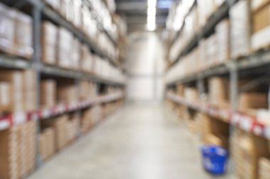 Gıda pazarı içi. Bulanık koridor arka planı. Dükkan rafı. Soğuk şeyler stokla.