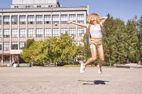 Mutlu genç kadın tecridin sona erişini kutluyor. Sınırlar açık..