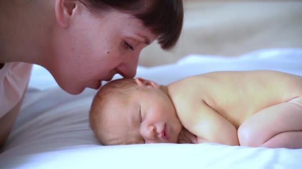 Criança recém-nascida. Home retrato de família. — Vídeo de Stock