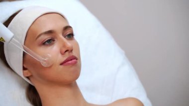 Darsonval kozmetoloji cihazı. Temiz prosedür. Salon tedavisi