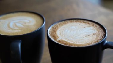 Kahve molası. Cappuccino krema sanatı. Eko Kupa 'da kahvaltı içeceği.
