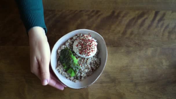 Comida saludable en la cafetería vegana. Alforfón verde con huevo escalfado y aguacate. — Vídeo de stock