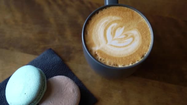 Kaffeepause. Cappuccino-Sahnekunst. Frühstücksgetränk im Öko-Becher. — Stockvideo