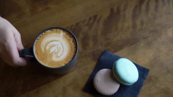 Kahve molası. Cappuccino krema sanatı. Eko Kupa 'da kahvaltı içeceği. — Stok video