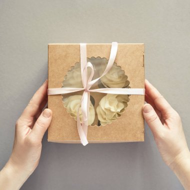 Kremalı kek ile karton kutu. Doğum günü tatlı pastanesi. Kurabiyeler paketlenmiş. Tatlı nefis.