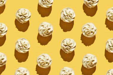 Sütlü kremalı kek. Doğum günü tatlı pastanesi. Kurabiye. Lezzetli tatlı kalıbı