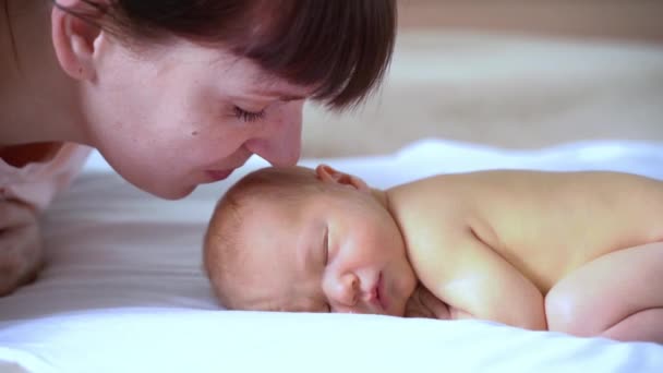 Criança recém-nascida. Home retrato de família. — Vídeo de Stock