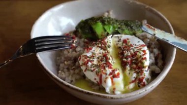 Vejetaryen Kafe 'de sağlıklı yemekler. Haşlanmış yumurta ve avokado ile yeşil karabuğday..