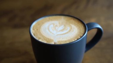 Kahve molası. Cappuccino krema sanatı. Eko Kupa 'da kahvaltı içeceği.