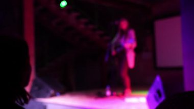 Bulanık gece afişi. DJ konser partisi. Dans şapşalı. Müzisyen gölge tiyatrosu