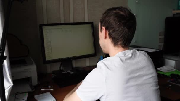 Man in white dress. Slow video portrait. Home office businessman. Caucasian male — Stock Video