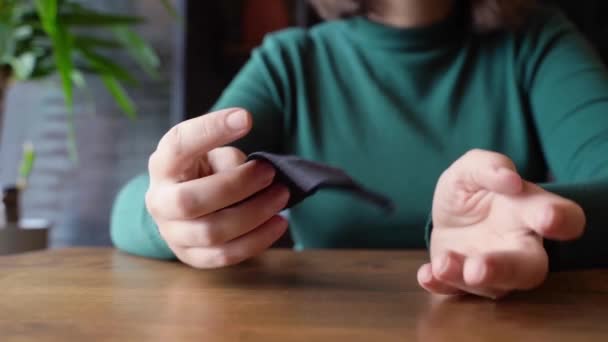 Hübsche Frau sitzt im Café und redet. Grünes Kleid mit langen Ärmeln — Stockvideo