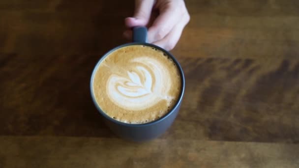 Descanso. Arte de la crema capuchino. Bebida de desayuno en la taza eco. — Vídeo de stock