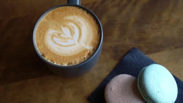 Pauza na kafe. Cappuccino krém umění. Snídaně nápoj v eko hrnku. — Stock video