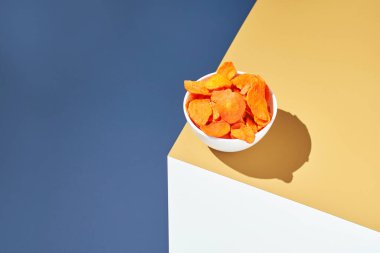 Çıtır çıtır kurutulmuş yemek. Organik lezzetli cipsler. Ev yapımı atıştırmalıklar. Kesilmiş havuç..