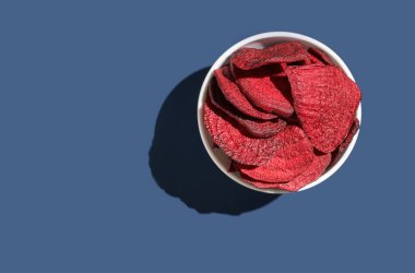 Çıtır çıtır kurutulmuş yemek. Organik lezzetli cipsler. Ev yapımı atıştırmalıklar. Dilimlenmiş pancar yiyeceği