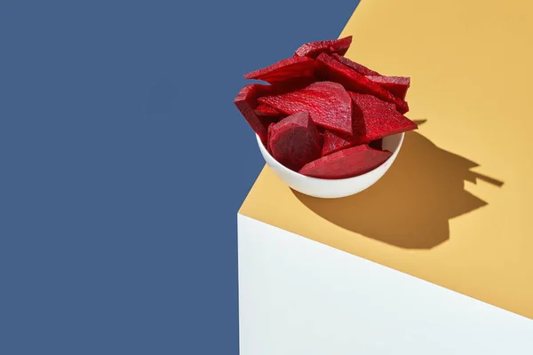 Knapperig gedroogd voedsel. Biologische lekkere chips. Zelfgemaakte snacks. Snijbieten — Stockfoto