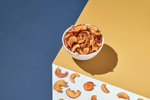 Knapperig gedroogd voedsel. Biologische lekkere chips. Zelfgemaakte snacks. Gesneden appelen — Stockfoto