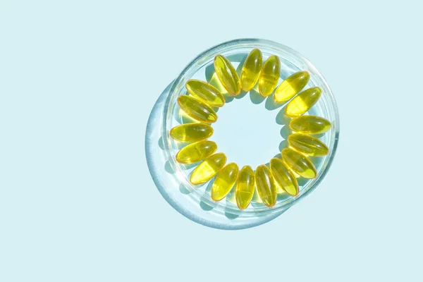 Tobolka přípravku Omega3 gel. Stín slunce. Žlutý vitamin. Zdravá výživa. Dietologický lék. — Stock fotografie