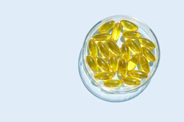 Cápsula de gel Omega3. Sombra solar. Vitamina amarela. Alimentação saudável. Medicamento dietológico. — Fotografia de Stock