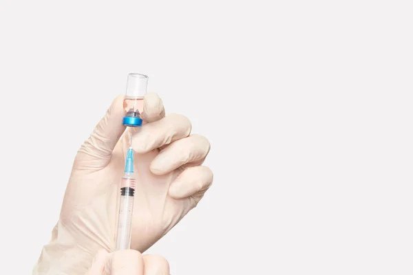 Dokter met fles met injectie in handschoenhanden. Farmaceutisch laboratorium — Stockfoto