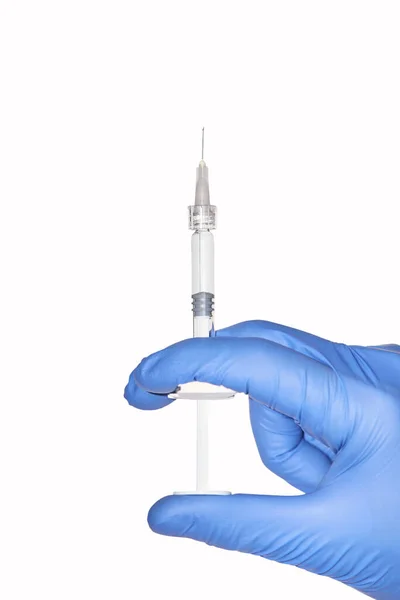 Osoba w niebieskiej rękawiczce trzymać strzykawkę ze szczepionką. Koncepcja apteki wtryskowej — Zdjęcie stockowe