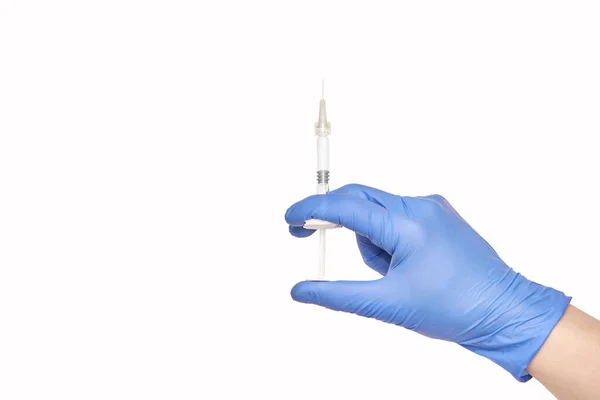 De persoon in de blauwe handschoen houdt de injectiespuit van het vaccin vast. Het begrip injectieapotheek — Stockfoto