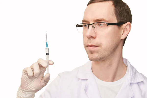 Mannelijke persoon in witte handschoen houdt de fles met vaccin met spuit vast. Farmacie voor injectie — Stockfoto