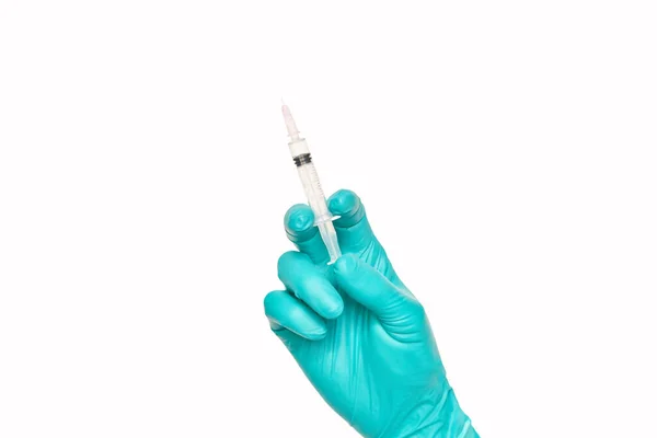 De persoon in groene handschoen houdt de injectiespuit van het vaccin vast. Het begrip injectieapotheek — Stockfoto